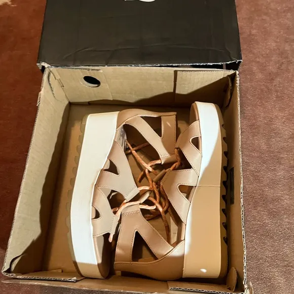 Sorel Cameron platform sandals size 9Almost new come with box and receipt!