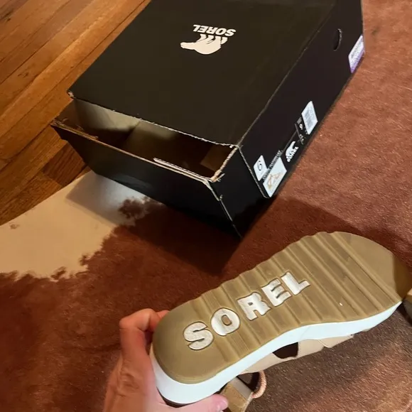 Sorel Cameron platform sandals size 9Almost new come with box and receipt!