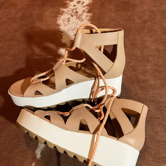 Sorel Cameron platform sandals size 9Almost new come with box and receipt!