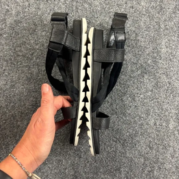 SOREL Women’s Black/White Roaming Decon Sandal size: 8