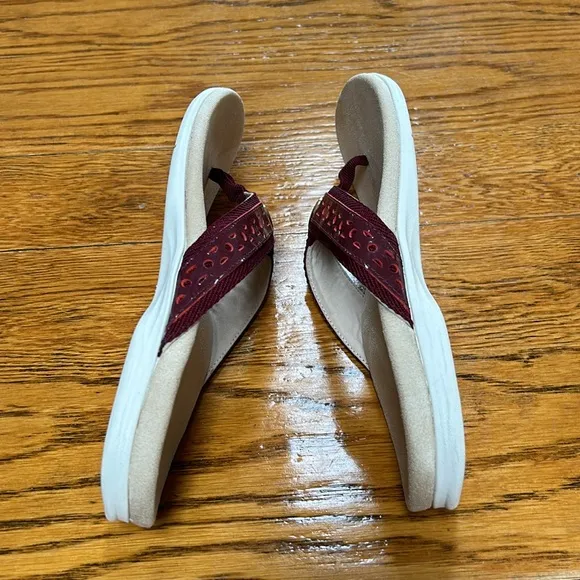 Spenco brand Starboard style sandals.  Orthotic footbed. Wine.  Size 8.5.