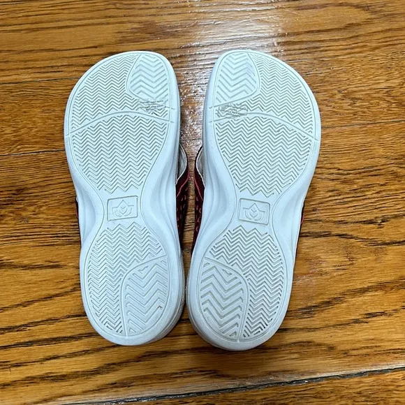 Spenco brand Starboard style sandals.  Orthotic footbed. Wine.  Size 8.5.