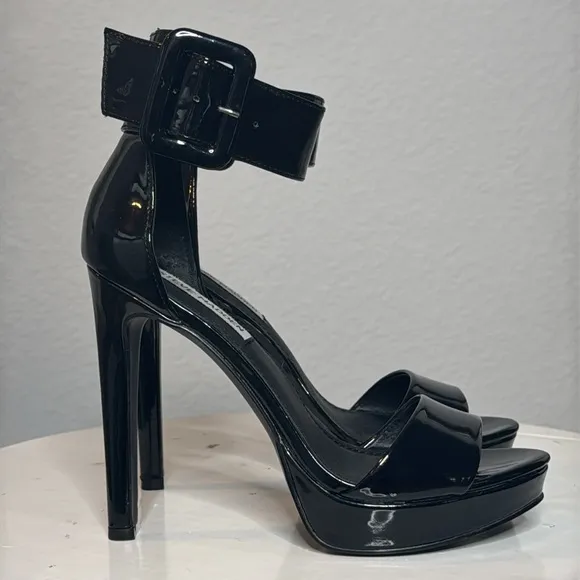 STEVE MADDEN BLACK PATENT CIRCUIT ANKLE STRAP PEEP TOE STILETTO PLATFORM SANDALS