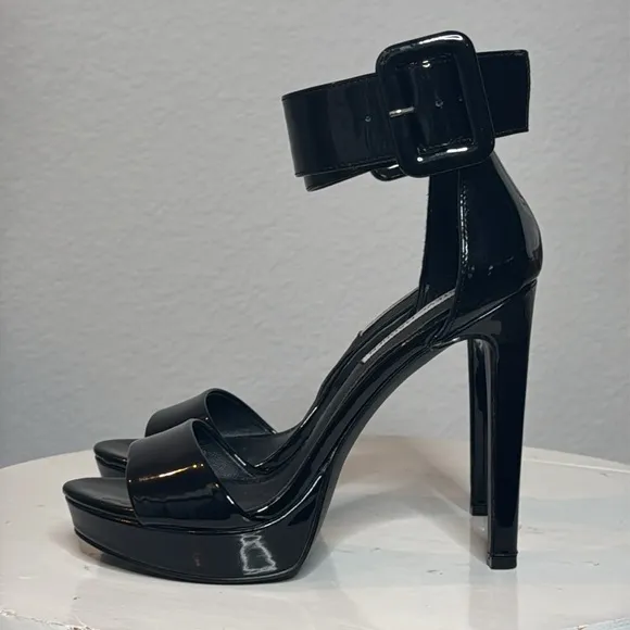 STEVE MADDEN BLACK PATENT CIRCUIT ANKLE STRAP PEEP TOE STILETTO PLATFORM SANDALS