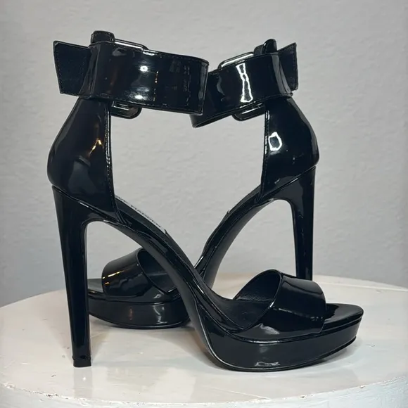 STEVE MADDEN BLACK PATENT CIRCUIT ANKLE STRAP PEEP TOE STILETTO PLATFORM SANDALS