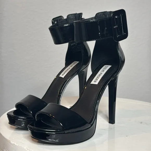 STEVE MADDEN BLACK PATENT CIRCUIT ANKLE STRAP PEEP TOE STILETTO PLATFORM SANDALS