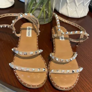 Steve Madden ‘Travel’ sandals in tan 8.5