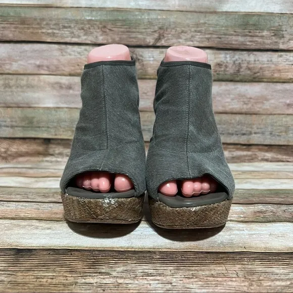 Stuart Weitzman Green Glover Stretch Wedge Sandals
