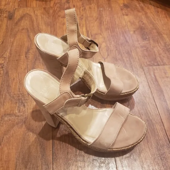 Stuart Weitzman “Strutting” Tan Platform Sandals Size 9