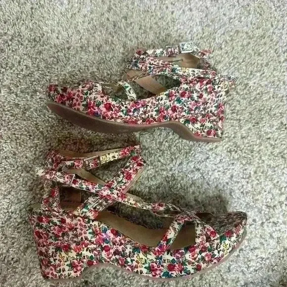 Sundance floral wedge heeled sandals size 40 NWOT