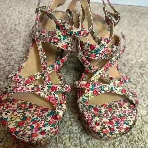 Sundance floral wedge heeled sandals size 40 NWOT
