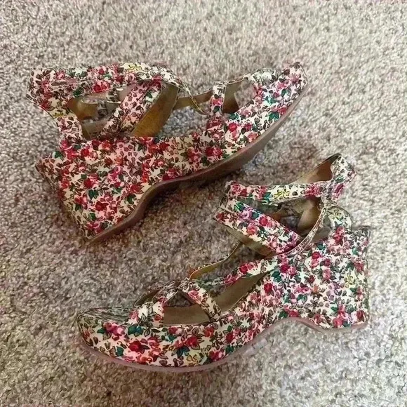 Sundance floral wedge heeled sandals size 40 NWOT