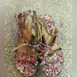 Sundance floral wedge heeled sandals size 40 NWOT