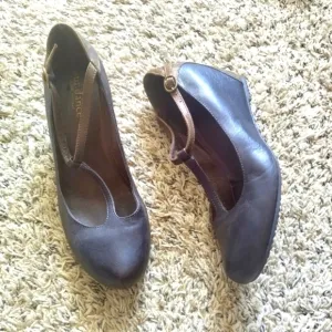 Sundance t strap leather wedge sandals sz 40/9,5