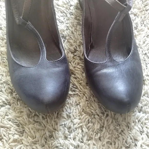 Sundance t strap leather wedge sandals sz 40/9,5