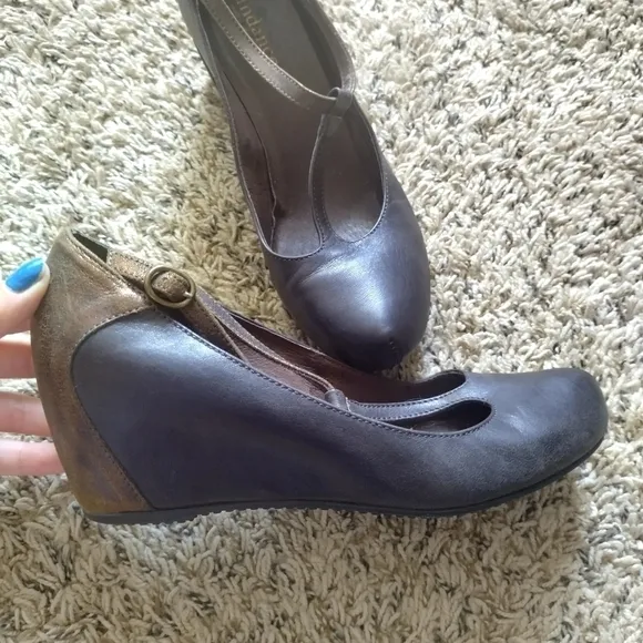 Sundance t strap leather wedge sandals sz 40/9,5
