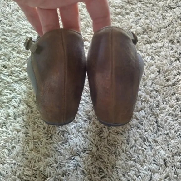 Sundance t strap leather wedge sandals sz 40/9,5