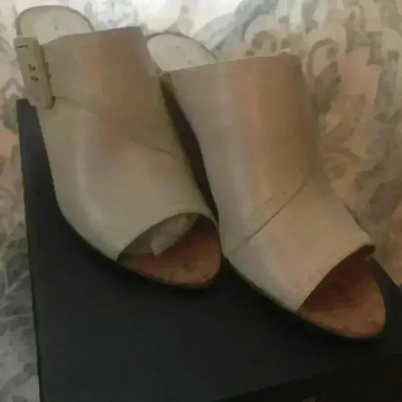Tahari Ivory Leather Cork Wedge Open Toe sandals Sz 8