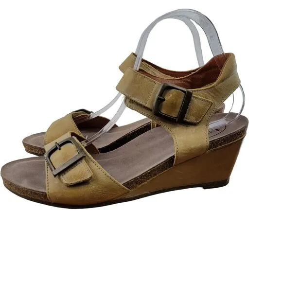 Taos Buckle Up Leather Wedge Heel Sandals Beige Light Yellow 40 9-9.5