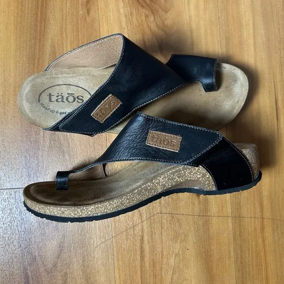Taos Footwear Black Sandals Elegant Cross-Strap Design NWOT