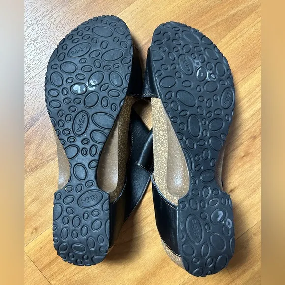 Taos Footwear Black Sandals Elegant Cross-Strap Design NWOT