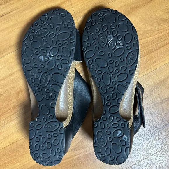 Taos Footwear Black Sandals Elegant Cross-Strap Design NWOT