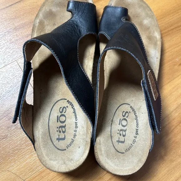 Taos Footwear Black Sandals Elegant Cross-Strap Design NWOT