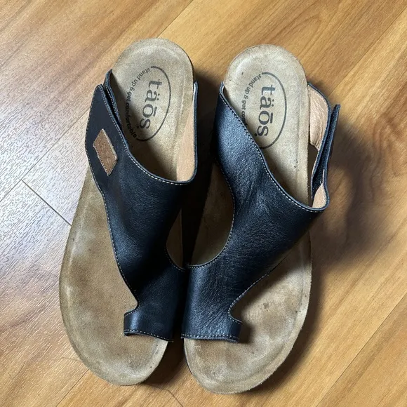 Taos Footwear Black Sandals Elegant Cross-Strap Design NWOT