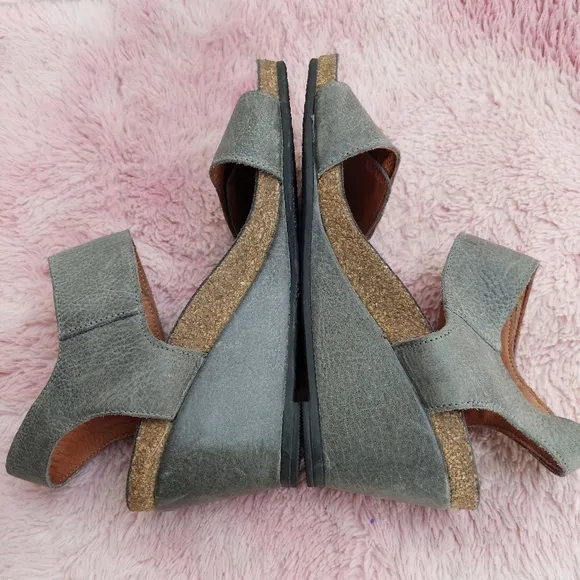 Taos Footwear Carousel Gray Leather Wedge Sandals Size 5.5