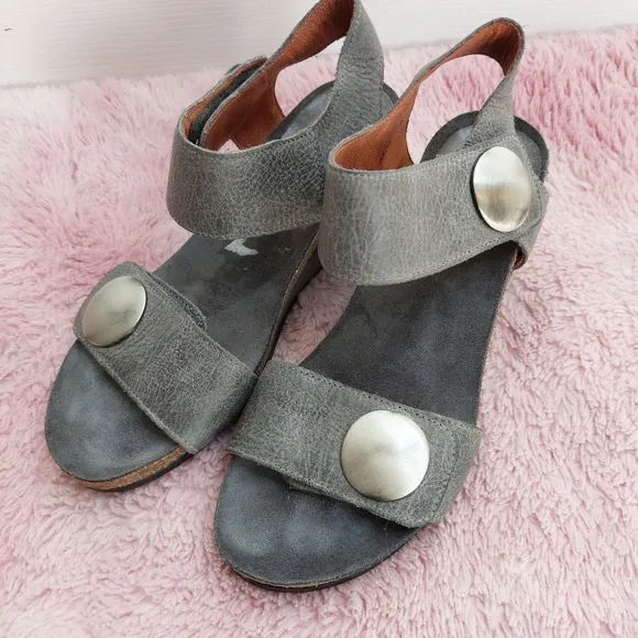 Taos Footwear Carousel Gray Leather Wedge Sandals Size 5.5