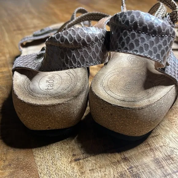 Taos Footwear New Ziggy Sandals 10-10.5 Taupe Snake