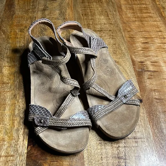 Taos Footwear New Ziggy Sandals 10-10.5 Taupe Snake