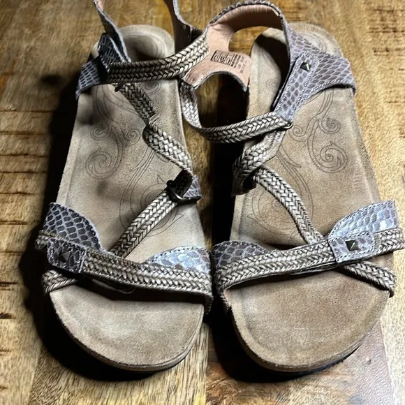 Taos Footwear New Ziggy Sandals 10-10.5 Taupe Snake
