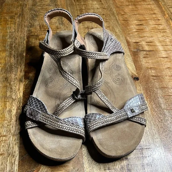 Taos Footwear New Ziggy Sandals 10-10.5 Taupe Snake
