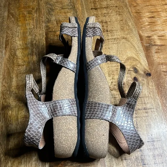 Taos Footwear New Ziggy Sandals 10-10.5 Taupe Snake