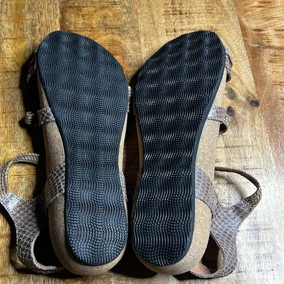 Taos Footwear New Ziggy Sandals 10-10.5 Taupe Snake