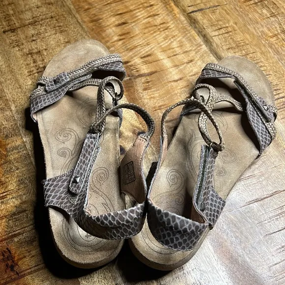 Taos Footwear New Ziggy Sandals 10-10.5 Taupe Snake