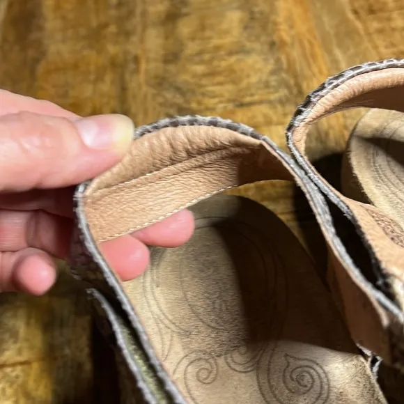 Taos Footwear New Ziggy Sandals 10-10.5 Taupe Snake