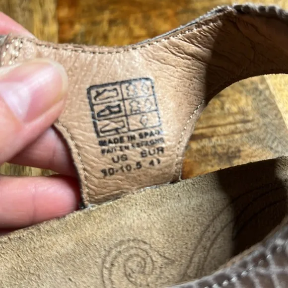Taos Footwear New Ziggy Sandals 10-10.5 Taupe Snake