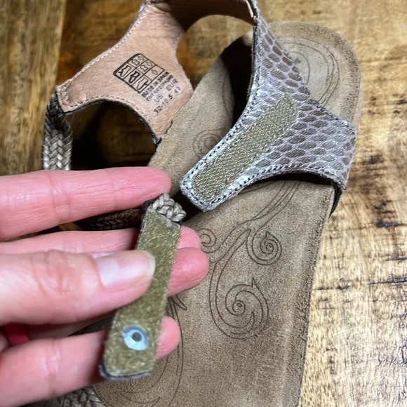 Taos Footwear New Ziggy Sandals 10-10.5 Taupe Snake
