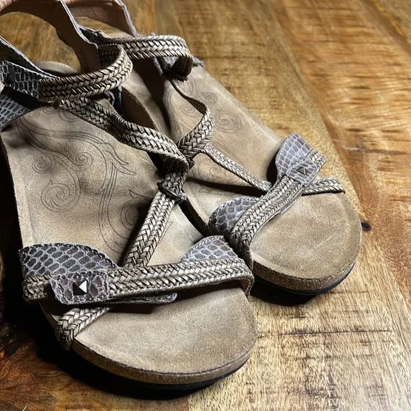 Taos Footwear New Ziggy Sandals 10-10.5 Taupe Snake