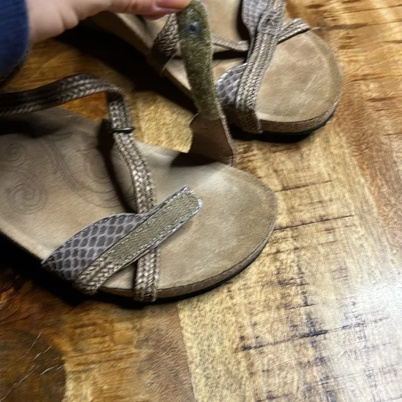 Taos Footwear New Ziggy Sandals 10-10.5 Taupe Snake