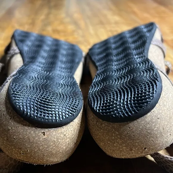 Taos Footwear New Ziggy Sandals 10-10.5 Taupe Snake