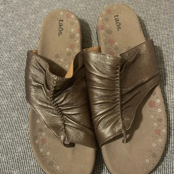 Taos footwear Taos Gift 2 Thong Sandals Black bronze Soft Support Recovery Foam
