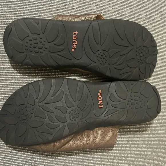 Taos footwear Taos Gift 2 Thong Sandals Black bronze Soft Support Recovery Foam