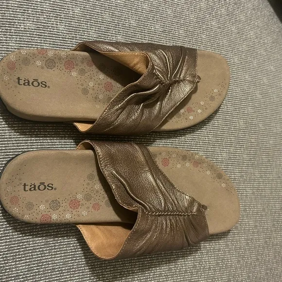 Taos footwear Taos Gift 2 Thong Sandals Black bronze Soft Support Recovery Foam