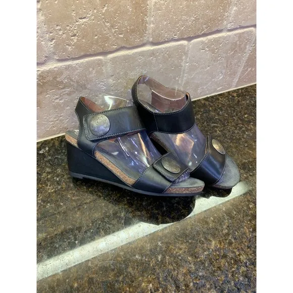 Taos Footwear Women's Carousel 3 Wedge Black Leather Sandals Size 6.5 New