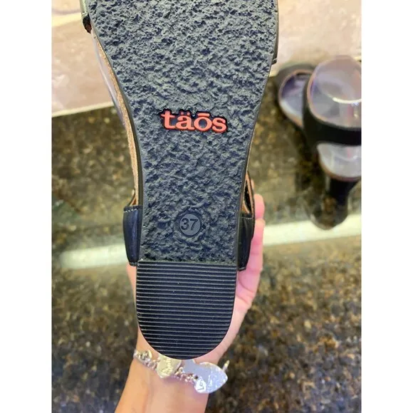 Taos Footwear Women's Carousel 3 Wedge Black Leather Sandals Size 6.5 New