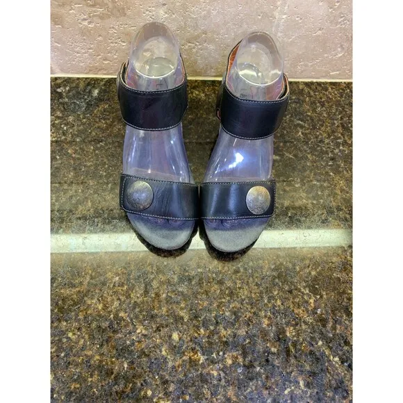 Taos Footwear Women's Carousel 3 Wedge Black Leather Sandals Size 6.5 New