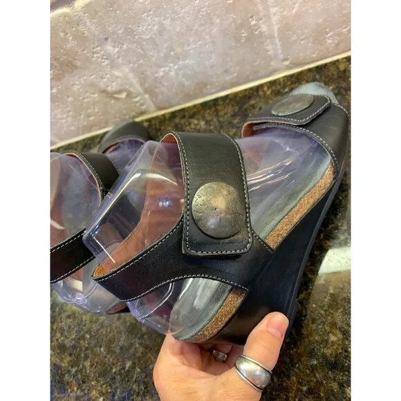 Taos Footwear Women's Carousel 3 Wedge Black Leather Sandals Size 6.5 New